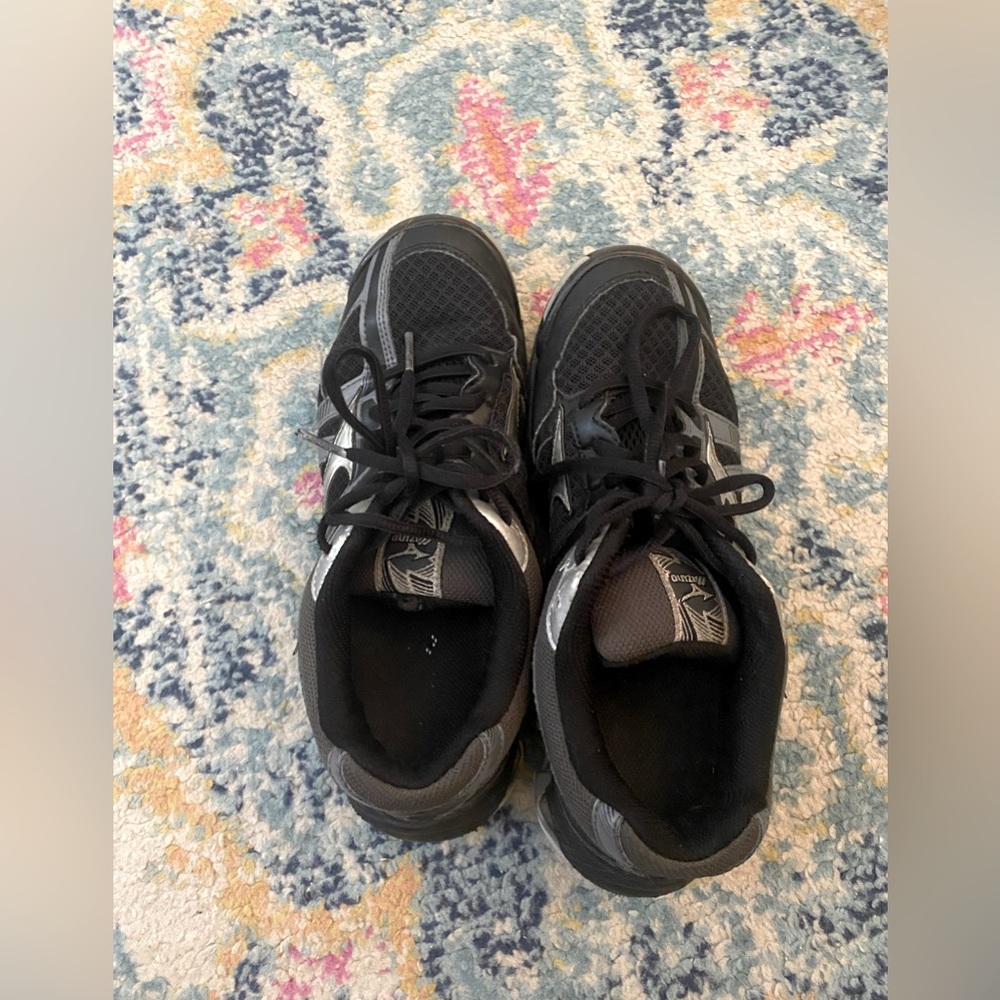 Mizuno Women’s Volleyball Shoes Size 7